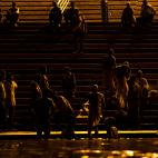 Los ghat de Benar&eacute;s tienen actividad hasta la noche de fieles que buscan purificarse mediante el ba&ntilde;o.