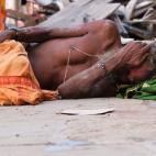 Un sadhu -una especie de monje y asceta hind&uacute;- descansa sobre la escalinata del Ganges.