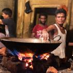 Los due&ntilde;os de este puesto callejero fr&iacute;en samosas, unas empanadillas vegetales y siempre tienen cola.