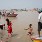 Algunos ba&ntilde;istas prefieren la orilla oriental para sus abluciones al considerar que el agua est&aacute; m&aacute;s limpia.