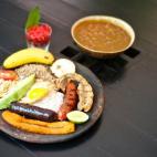 Ajíaco, sancocho, bandeja paisa (en la imagen), mojarra... Puede que este sea el motivo por el que los colombianos necesitan ciclovías (ver más abajo). Con los deliciosos guisos típicos procedentes de cada punto del país, los colombianos pu...