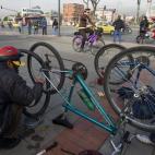 Desde 1974, los domingos y los días festivos la capital colombiana cierra sus principales calles al tráfico para dar la oportunidad de pasear, correr, montar en bici... Desde las 7 hasta las 14 horas, familias y turistas pueden utilizar 120 k...