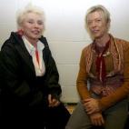 Deborah Harry, cantante de Blondie, y David Bowie en 2003