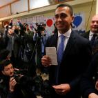 El l&iacute;der del Movimiento Cinco Estrellas, Luigi di Maio, llega al colegio electoral a depositar su voto, en Pomigliano d'Arco, cerca de N&aacute;poles.