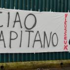 Una de las numerosa muestras de apoyo que espont&aacute;neamente se han visto durante la jornada electoral en toda Italia al conocerse la noticia de la muerte hoy del jugador de f&uacute;tbol italiano Davide Astori.