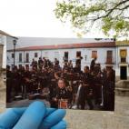 Miembros de una banda de música tras participar en la Semana Santa de Ronda, en abril de 2019.