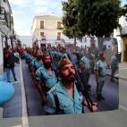 Los legionarios de Ronda durante una procesión al comienzo de la Semana Santa, en abril de 2019. Al fondo, la misma calle el pasado domingo.