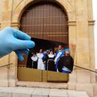La hermandad del Cristo Resucitado y Nuestra Señora de Loreto, en abril de 2019. Al fondo el mismo lugar, el 5 de abril de 2020, Domingo de Ramos.
