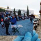 Un vendedor ambulante en una calle de Ronda momentos antes del paso de una procesión, en abril de 2019.