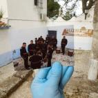 Uuna banda de música momentos antes de participar en una procesión de Semana Santa, en abril de 2019. Al fondo, el mismo lugar el 5 de abril.