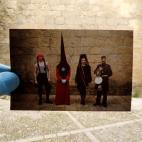 Algunos miembros de la hermandad de Los Gitanos posan para una foto, en marzo de 2018. Al fondo, el mismo lugar el domingo pasado.