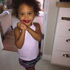 "Cuando te das la vuelta durante dos minutos y encuentra tu pintalabios rojo"