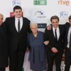 El director DDniel Guzmán junto a su abuela, Antonia Guzmán y los protagonistas dAntonio Bachiller), Miguel Herrán y Felipe García Vélez