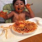 "Cuando intentas ayudar a tu hijo a comer pero él cree que ya es independiente"