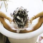 Existe un uso para ese último trago de cerveza caliente que nadie quiere beberse. En lugar de dejarlo en la botella puedes guardarlo y usarlo más tarde para revitalizar tu cabello, gracias a la vitamina B y a los azúcares naturales que contie...