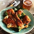 Si quieres dar al pollo asado un toque especial, no dudes en usar la cerveza como aliada. Funciona muy bien como ablandador de la carne, ya que no es tan ácida como otros adobos a base de vino o vinagre. Haz unos cuantos agujeros en la carne, a...