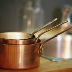 Antiguamente, los posos que quedaban en los barriles de cerveza eran utilizados para abrillantar los recipientes de cobre. Gracias a la poca acidez de esta bebida, resulta perfecta para abrillantar cualquier recipiente de metal como las ollas de...