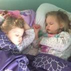 Dejarlos dormir en la misma cama es más sencillo que separarlos.