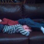 A veces no llegan hasta la cama. Y tienes que dejarlos.