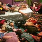 Aquí tenéis a cinco de ellos. Todos apilados en la habitación de la hermana mayor con sus nuevos regalos de Navidad.