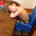 Mi hija dejó de echarse siestas constantemente el pasado verano. Cumplió dos años en octubre. Algunos días todavía necesita una siesta y, bueno, pues se la echa y ya está (guiño). Suelo moverla a algún sitio más cómodo... pero siempre ...