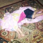 Mi pequeña de dos años a veces cae rendida en el suelo, tras insistir en que no está cansada y no se irá a la cama.