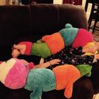 No va a dormirse, sólo quiere descansar los párpados… Todas las noches tengo que tumbarme con ella, de seis años, hasta que se duerme… y luego se levanta gritando "¡Mamiii!" en algún momento entre las dos y las cinco.