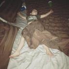 Mi hijo ahora, con tres años. Nótese que hay dos jarritas de agua a los lados. Una no es suficiente. Nunca duerme en vertical en nuestra cama, así que uno de nosotros siempre acaba con sus pies en nuestras caras.