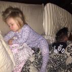 Papá está en el mismísimo borde de la cama, pero ella duerme como un tronco.