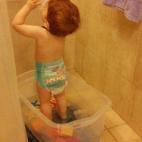 Procrastinar: no puedo sacarle de su "bañera". Le encanta jugar en el agua y se echa a llorar cuando lo saco.