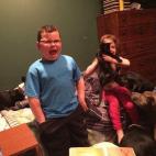 Leerle un cuento antes de dormir a dos niños, cuatro perros y un gato… y que coman perdices.