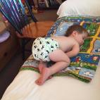 Alguien no quiere echarse la siesta en el cuarto que la abuela le prepara… y se queda frito en el sofá la mitad de los días.