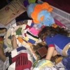 Prefiero sentarme en su cama que en la silla de la esquina de su habitación. Tiene muchos "amiguitos", pero necesita uno más (a mí) para quedarse dormida.