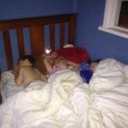 Tres niños en una sola cama