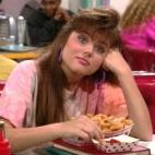 La chica guapa, popular y alegre, jefa del equipo de animadoras. En principio Zack y Slater pelean por ella pero finalmente se mete en una relaci&oacute;n con el primero y acaban cas&aacute;ndose en una de las pel&iacute;culas.