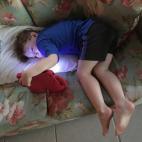 Cole siempre tiene bien agarrada su tableta.