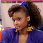 Una chica obsesionada con la moda y bastante presumida pero buena en el fondo. Screech la acosa durante casi toda la serie, buscando declararle amor eterno, hasta que consigue quit&aacute;rselo de encima cerca del final, terminando como amigos.