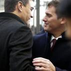 Pedro Sánchez y Albert Rivera se saludan antes de entrar el Congreso.