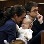 El líder de Podemos, Pablo Iglesias, con la hija de la diputada de su partido Carolina Bescansa en sus brazos.