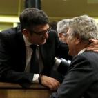 El presidente del Congreso en funciones, Jesús Posada, saluda al diputado del PSOE Patxi López, propuesto para sucederle en el cargo.