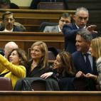 Un grupo de diputados se hacen fotos durante la constitución de las nuevas Cortes.