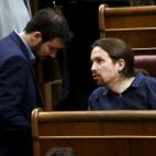 Iglesias conversa con Alberto Garzón en el Congreso.