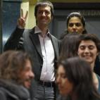 El diputado de Podemos Juan Manuel del Olmo saluda a su llegada.