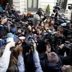 El líder de Podemos, Pablo Iglesias, rodeado de informadores a su llegada al Congreso.