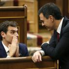 El secretario general del PSOE, Pedro Sánchez, conversa con el líder de Ciudadanos, Albert Rivera.