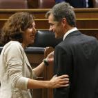 Los diputados Irene Lozano (PSOE) y Toni Cantó (Ciudadanos) conversan en el hemiciclo del Congreso.