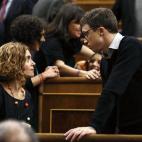 Los diputados Meritxell Batet (PSOE) e Iñigo Errejón (Podemos) conversan en el hemiciclo.