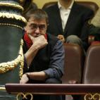 El dirigente de Podemos Juan Carlos Monedero asiste desde la tribuna de invitados a la sesión constitutiva de la Cámara.