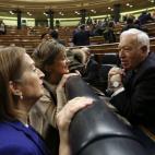 El ministro de Exteriores en funciones, José Manuel García Margallo (d), conversa con las ministra de Fomento y Sanidad, Ana Pastor y Isabel García-Tejerina.