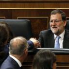 Mariano Rajoy saluda a Pablo Iglesias.